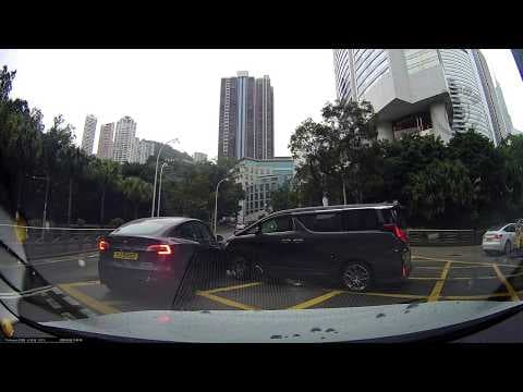 車CAM直擊 - 銀牙！正義道Tesla袋口位直出  YJ5903
