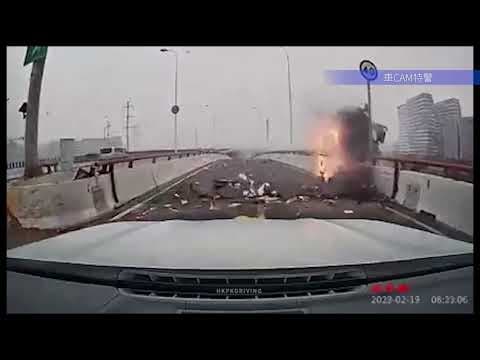 車CAM直擊 - 上海市 私家車直撞分岔口起火　彈飛落橋司機身亡