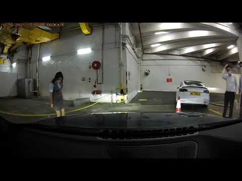 車CAM直擊 - (意外後現場) 新達廣場停車場內不受控制的電車， 出閘橫掃千軍，好在無人受傷。