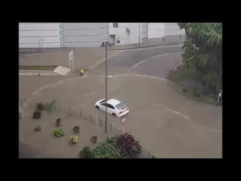 車CAM直擊 - 油塘迴旋處 私家車衝入水塘 即時死火 (轉載)