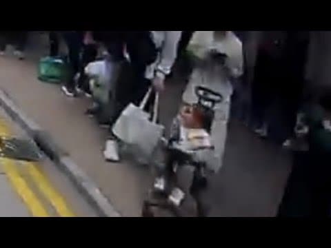 車CAM直擊 - 家長掛住睇電話 BB車溜出馬路被巴士撞 沙咀道