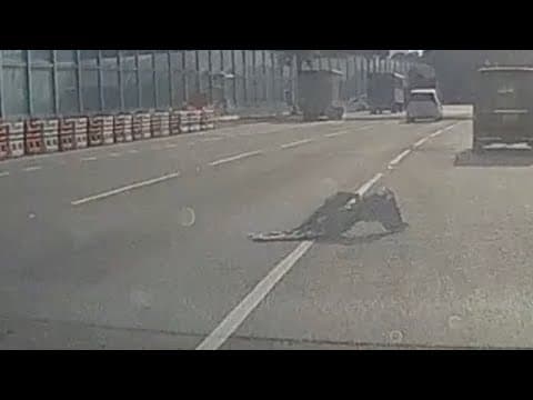 車CAM直擊 - 馬路垃圾撞花泵把 希望有人影到邊個跌落地