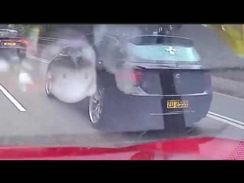 車CAM直擊 - 大埔道寶馬落雨濕濕推住人地行 結果🫢 有無人影到點炒？ (轉載)