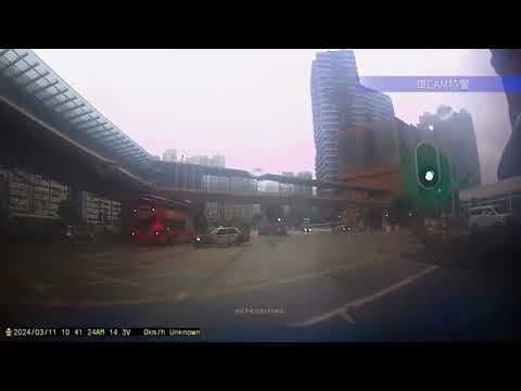 車CAM直擊 - 佐敦道 十字路口的士衝燈撞小巴