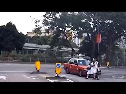 車CAM直擊 - 乙明邨街 的士轉彎撞到過馬路的學生隻腳