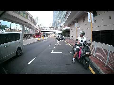 車CAM直擊 - 小朋友突然奔跑過馬路 人撞私家車 (轉載)