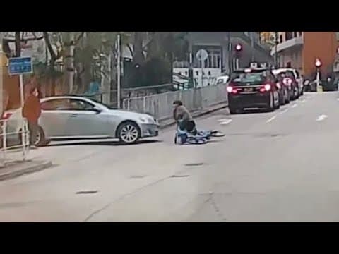車CAM直擊 - 大興街 共享單車係行人路落斜直衝出馬路 被私家車撞飛 