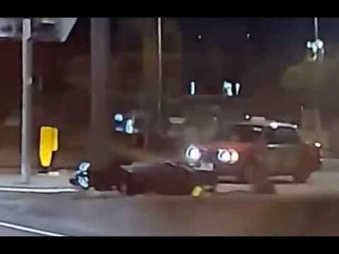 車CAM直擊 - 迴旋處的士與電單車相撞 近南邊圍