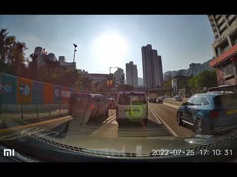 [車Cam直擊] 差啲又搞到老龍撞車…呢個的士佬真係累人累物