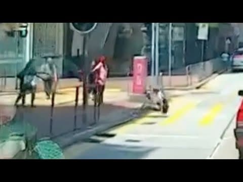 車CAM直擊 - 老人家過馬路突然向後跌出馬路 好彩無車🥶