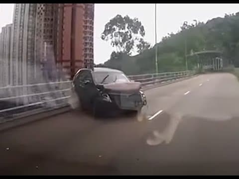 車CAM直擊 - 愉景新城往屯門 私家車橋上過彎失控自炒