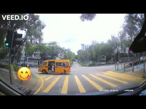 車CAM直擊 - 鴨仔車咁樣落客好似有啲危險喎..