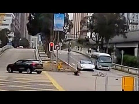 車CAM直擊 - 石門P牌 Audi 與單車相撞 事主睇下幫唔幫到手🫡