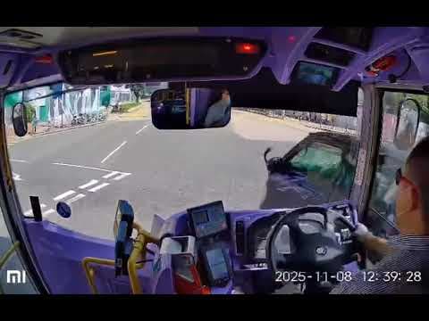 車CAM直擊 - 唐明街 巴士與貨Van相撞 