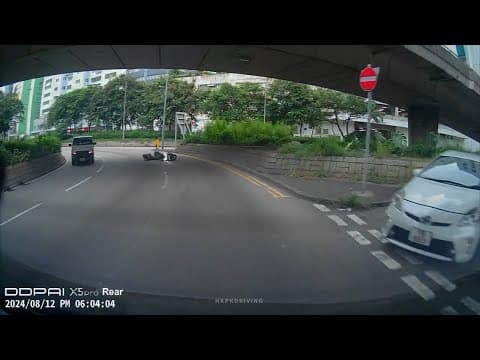 車CAM直擊 - 荃青交匯處 電單車派牌 #小心駕駛