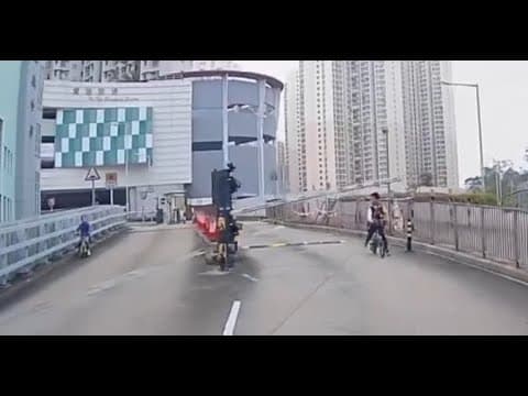車CAM直擊 - 邊個家長嘅小朋友？係車場出入口踩單車仲差啲俾閘機打中 好牙煙！寶達商場對出