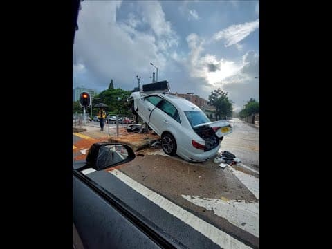 車CAM直擊 - 九龍塘 私家車自炒直剷交通燈凌空掛起 事發經過