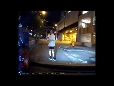 車CAM直擊 - (前傳) 轉彎唔減速嚇親行人 仲要落車吊人