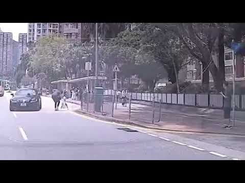 車CAM直擊 - 頭兩架佢唔衝，輪到第三架好似見唔到咁突然衝出去撞車 🤷‍♂️