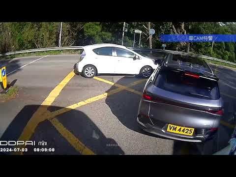 車CAM直擊 - 百和路 白色私家車衝燈 交通意外