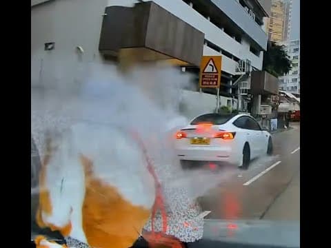 車CAM直擊 - 路邊有水氹時請勿高速駛過 啲行人多得你唔小