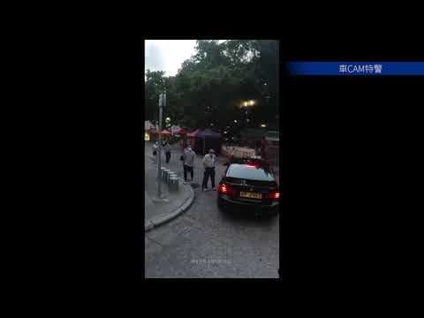 車CAM直擊 - 廟街阿伯嫌寶馬行得太貼 拎遮打人車鈴