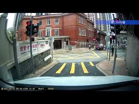 車CAM直擊 - 般咸道的士鏟上安全島 交通意外事發一刻