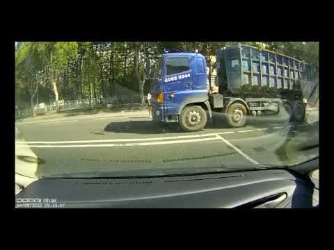 車cam直擊｜遲疑一秒即被撞倒！大圍翠田街電單車轉彎突停下，被泥頭車撞倒