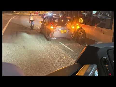 車CAM直擊 - 屯門公路深井段 私家車胡亂轉線與巴士相撞