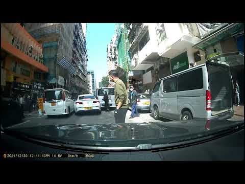 車CAM直擊 - 誰勝誰負？七人車直撞Benz乘客位