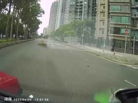 車Cam直擊 - 寧泰路的士與貨Van相撞
