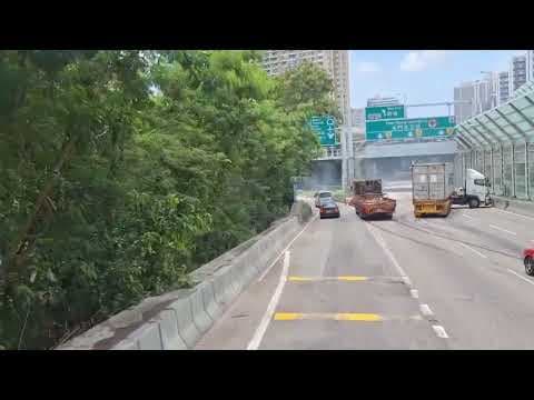 [車cam直擊]屯門公路近兆麟政府綜合大樓貨櫃撞貨車