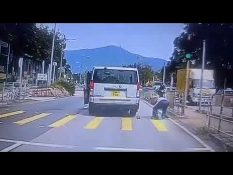 【車cam直擊】 高埔村燈位 貨Van衝燈轆到伯伯隻腳