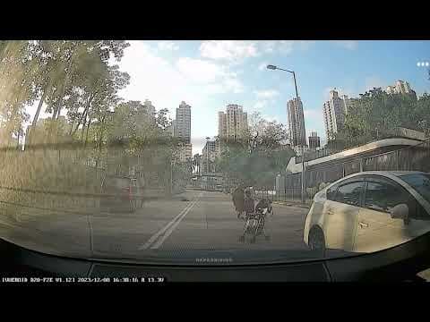 車CAM直擊 - 土瓜灣婦「一拖三」過路 一男童遭貨van撞飛10米倒地