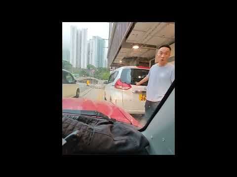 車CAM直擊 - (心急飛 2:00) 坪石邨的士佬以寡敵眾 趕走的士站違泊私家車司機