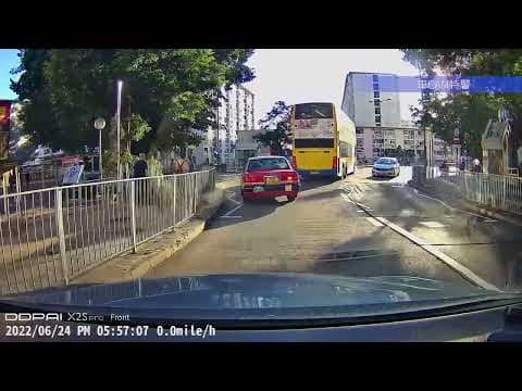 車CAM直擊 - 華富邨的士不讓行人 衝斑馬線