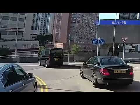 車CAM直擊 - (好人好事) 屯門站貨Van慢溜撞埋牆 熱心片主即刻落車幫手