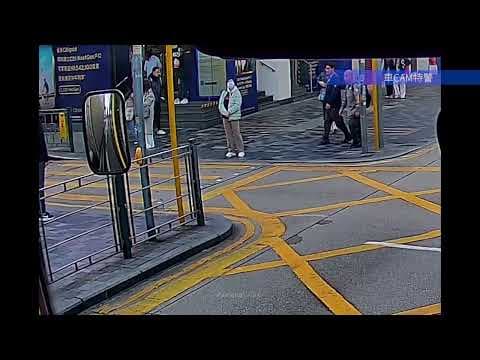 車CAM直擊 - 依位爸爸你要老婆仔女一齊同你衝過馬路，學一下，睇吓燈啦........新界村口呀旺財都識啦 #係咪想提早過清明節