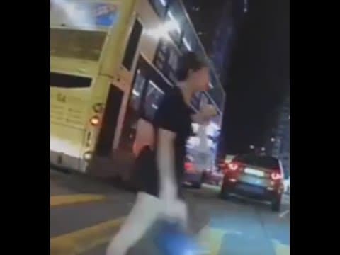 車CAM直擊 - 漢堡阿姐有型有款~拎住個包大搖大擺 紅燈過四線馬路