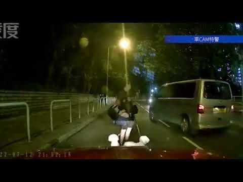 車CAM直擊 - 富山邨的士司機撞死狗事發一刻 流浪狗從路邊突然跑出 放狗男女上前與司機開戰