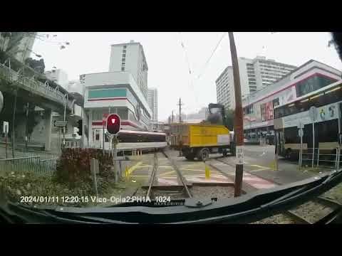 車CAM直擊 - (另一角度) 安定站 吊臂車撞輕鐵架空電纜 #近距離
