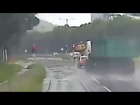 車CAM直擊 - 大車司機你天雨路滑仲揸咁快 的士成車人差啲俾你害死