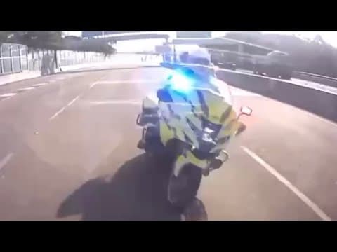 #HKbird | 元朗公路唐人新村 有警車失控撞向市民私家車繼而自炒⚠️⚠️ 車禍現場交通嚴重擠塞｜#車cam直擊 #行車紀錄
