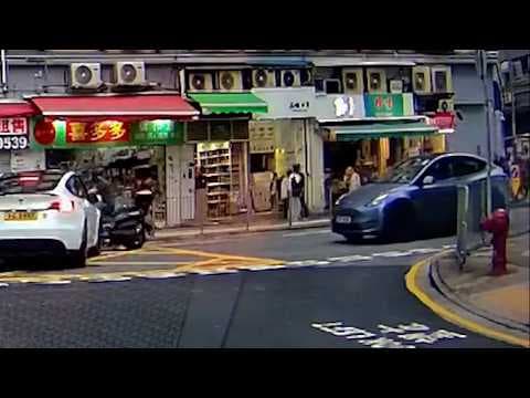 車CAM直擊 - 大有街 Tesla與電單車相撞 睇下幫唔幫到手 (轉載)