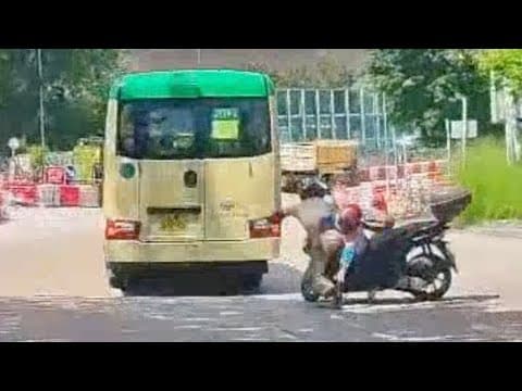 車CAM直擊 - 你就係衰在太心急無望多一次🫣 和興路 電單車撞小巴 (轉載) 