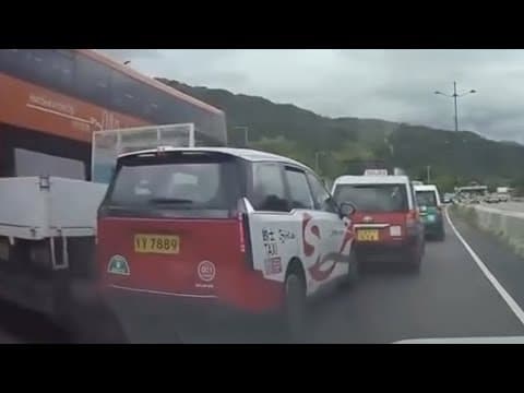 車CAM直擊 - 北大嶼山公路 的士連環撞開其他車輛