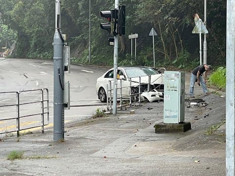 車CAM直擊 - 私家車自炒圍欄 大埔公路大埔滘 事發一刻