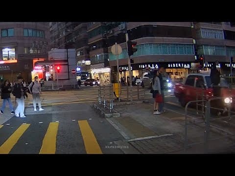 車CAM直擊 - 麼地道 行人衝紅燈兼回馬槍 遭的士撞倒