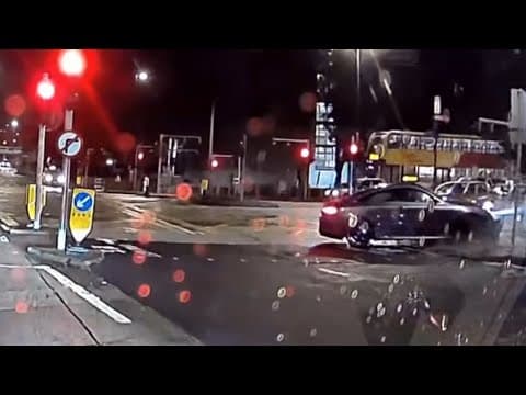 車CAM直擊 - 漆咸道南 私家車失控剷上行人路自炒 ￼(轉載) 