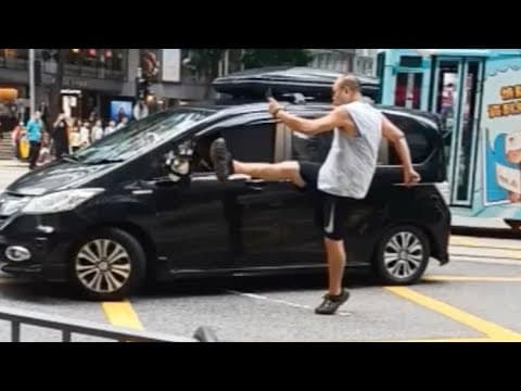 直擊 - 1681 司機你咩事俾人打車頭再起飛腳踢爆側鏡？